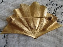 Vintage gold tone Monet brooch/very good condition in Alamogordo, New Mexico
