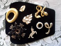 8 vintage brooches/ gold tone/metal pearl in Alamogordo, New Mexico